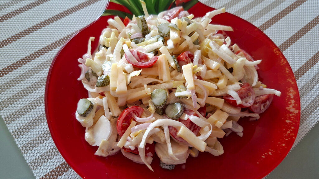 Witlofsalade met tomaatjes, kaas en augurkjes