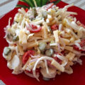 Witlofsalade met tomaatjes, kaas en augurkjes