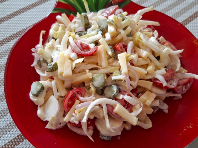 Witlofsalade met tomaatjes, kaas en augurkjes
