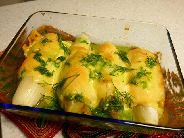 Witlofschotel met zalm en dillepesto.