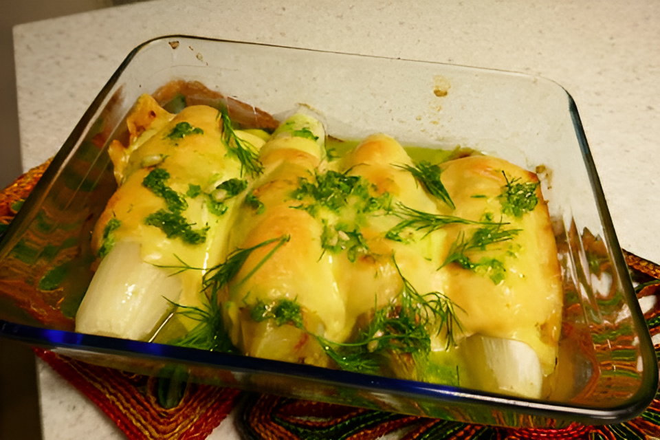 Witlofschotel met zalm en dillepesto.