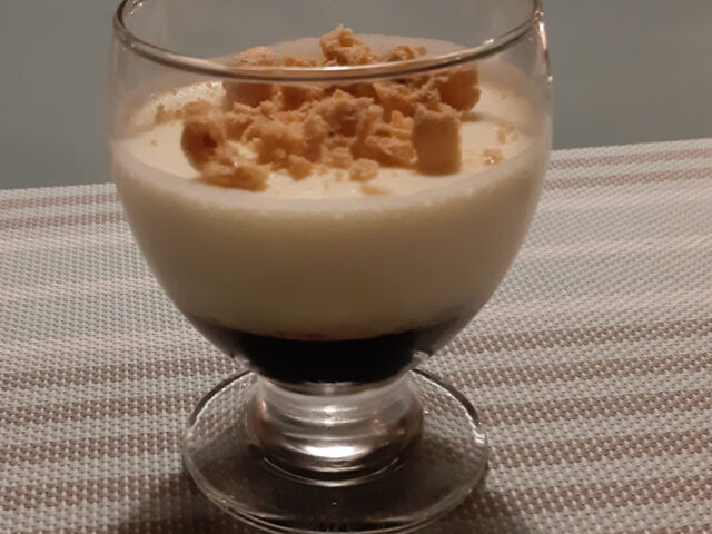 Witte chocolademousse met amarena-kersen