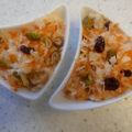Wittekoolsalade met dadels, cranberries en pistache.