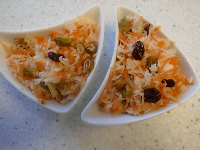 Wittekoolsalade met dadels, cranberries en pistache.