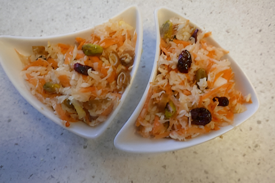 Wittekoolsalade met dadels, cranberries en pistache.....