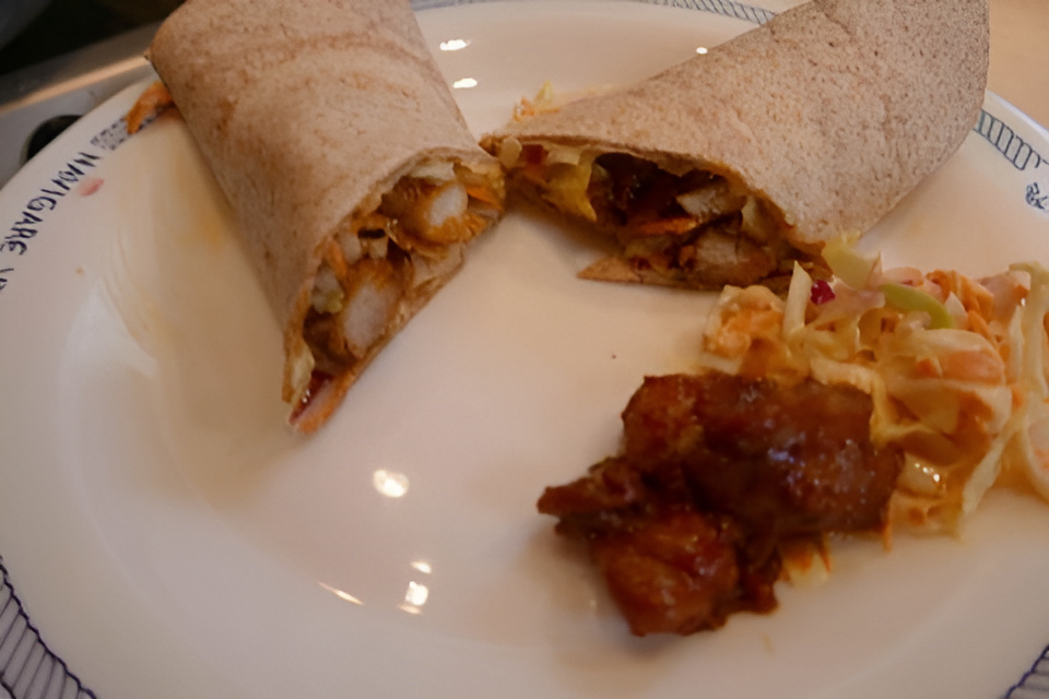 Wrap It Sticky Chicken Met Coleslaw