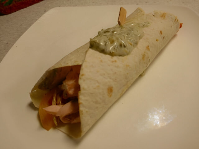 Wraps met gegrilde zalm en knoflook- dillesaus van Project Gezond…