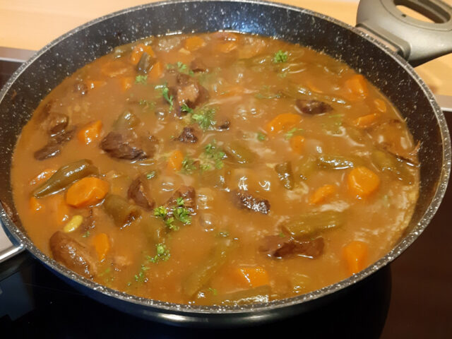 Rundvleesstoofpot met groenten en appelstroop uit de slowcooker