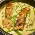 Zalige Zalm in Romige Honingmosterdsaus met groene aspergetips.