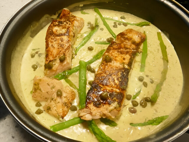 Zalige Zalm in Romige Honingmosterdsaus met groene aspergetips.