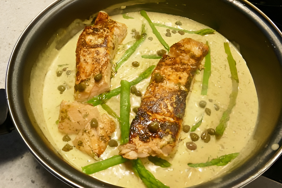 Zalige Zalm in Romige Honingmosterdsaus met groene aspergetips.