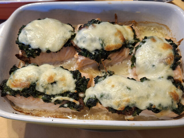 Zalmfilet met spinazie en mozzarella uit de oven