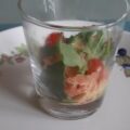 Glaasje rucola gerookte zalm en honingmosterddressing. Een lekker en snel voorgerecht.
