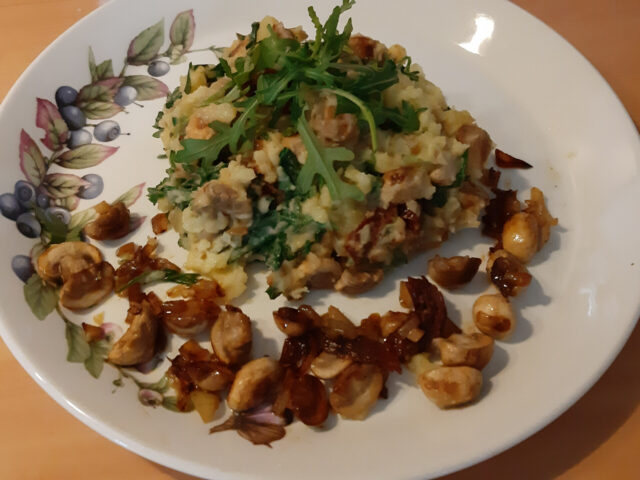 Rucola-stamppot met gebakken champignons en gedroogde tomaatjes