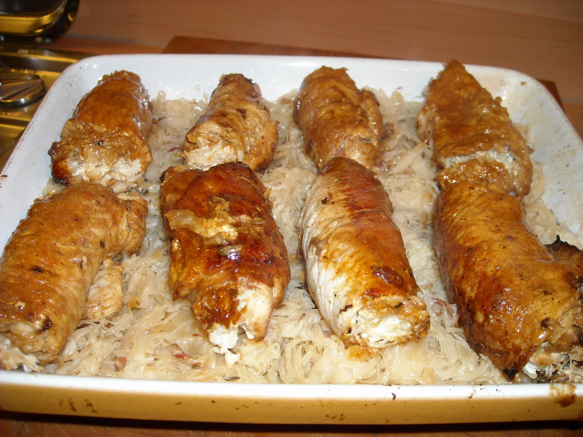 Kiprolletjes gevuld met zuurkool en balsamico-portsaus